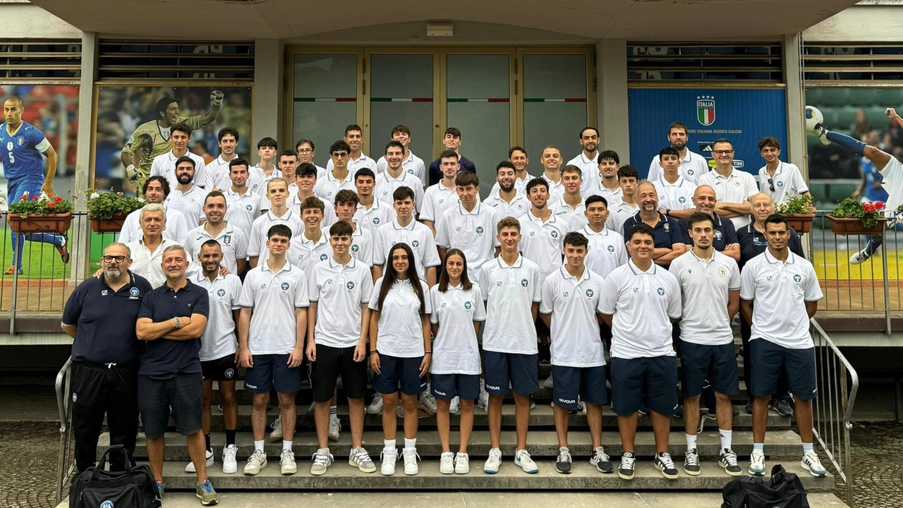 Gli arbitri Aia-Figc della sezione di Firenze al Centro tecnico di Coverciano Gli arbitri Aia-Figc della sezione di Firenze al Centro tecnico di Coverciano