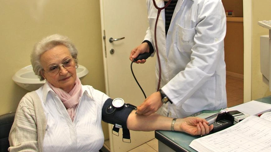 I dottori segnalano una massiccia presenza di assistiti, anche il 20% in più rispetto all’estate 2023. Magazzini: "Tra le categorie fragili registriamo un 5-10% in più di accessi attribuibili al caldo". I dottori segnalano una massiccia presenza di assistiti, anche il 20% in più rispetto all’estate 2023. Magazzini: "Tra le categorie fragili registriamo un 5-10% in più di accessi attribuibili al caldo".