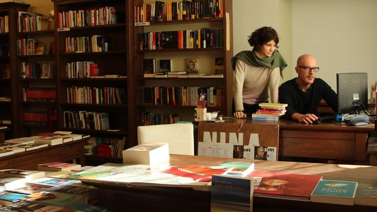 La libreria Nina di Pietrasanta si trasferisce in una nuova sede per poter crescere e offrire più spazi e servizi ai clienti. L'inaugurazione avverrà il 26 ottobre con un programma ricco di eventi culturali e incontri con scrittori. La libreria Nina di Pietrasanta si trasferisce in una nuova sede per poter crescere e offrire più spazi e servizi ai clienti. L'inaugurazione avverrà il 26 ottobre con un programma ricco di eventi culturali e incontri con scrittori.