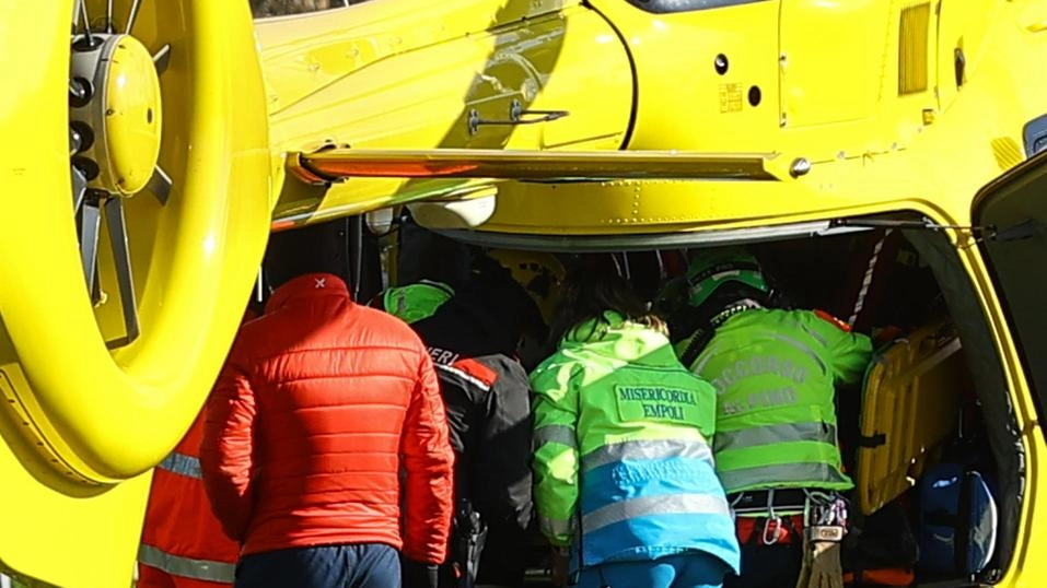 La ragazzina è stata trasportata dall’Abetone a Careggi con l’elisoccorso, partito da Massa. La giovane ha riportato gravi ferite ma non rischia la vita La ragazzina è stata trasportata dall’Abetone a Careggi con l’elisoccorso, partito da Massa. La giovane ha riportato gravi ferite ma non rischia la vita