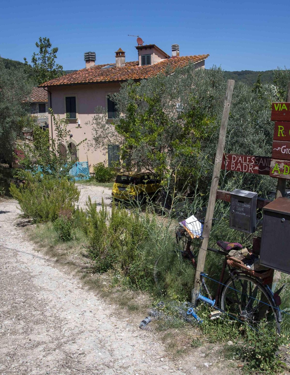 terrore tra le mura di casa aggredisce la moglie con la roncola gravissima