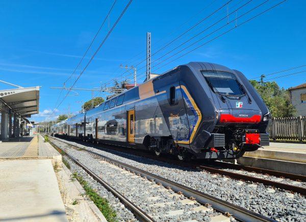 https://www.lanazione.it/image-service/view/acePublic/alias/contentid/ZWNjYzJkMGUtZDJkYi00/0/treni-polemiche-in-valdarno.jpeg