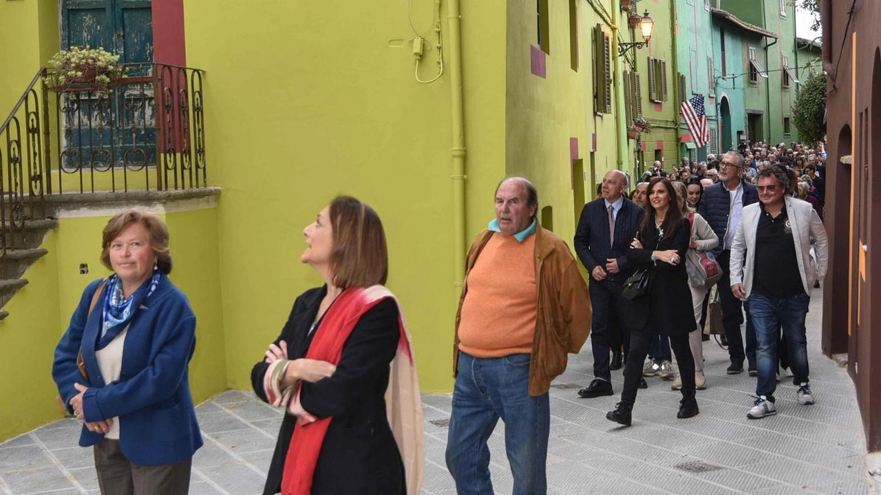 Un articolo racconta come il paese ha abbracciato l’arte contemporanea. L’autrice Giorgi: "Tremlett trasformò la via in un’esplosione di colori". Un articolo racconta come il paese ha abbracciato l’arte contemporanea. L’autrice Giorgi: "Tremlett trasformò la via in un’esplosione di colori".