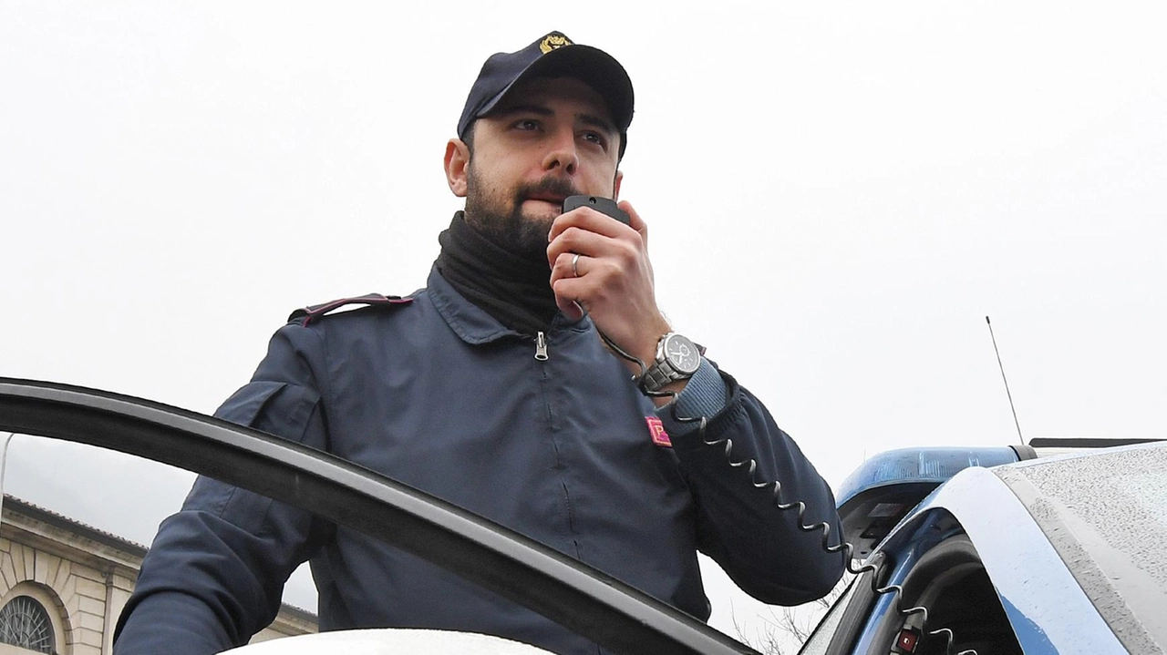 Sulla rapina indagano gli uomini del commissariato di Empoli, allertati dalla dipendente e subito intervenuti sul posto Sulla rapina indagano gli uomini del commissariato di Empoli, allertati dalla dipendente e subito intervenuti sul posto