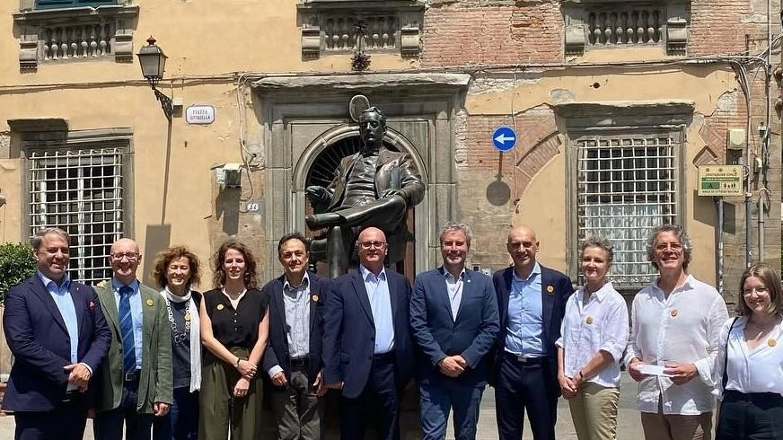 La foto di gruppo di fronte al monumeto di Puccini in piazza Cittadella La foto di gruppo di fronte al monumeto di Puccini in piazza Cittadella