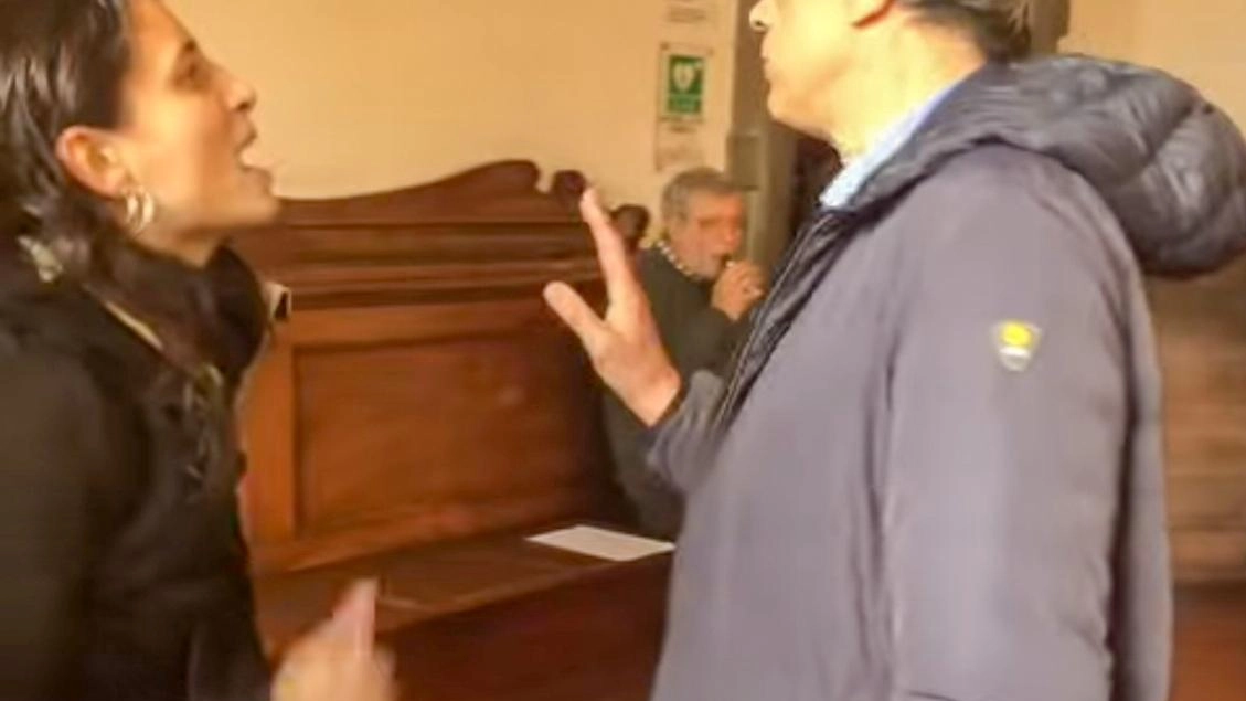 Momenti di tensione al presidio dei lavoratori dell'Università di Pisa contro i tagli ai servizi di portierato e reception. Momenti di tensione al presidio dei lavoratori dell'Università di Pisa contro i tagli ai servizi di portierato e reception.