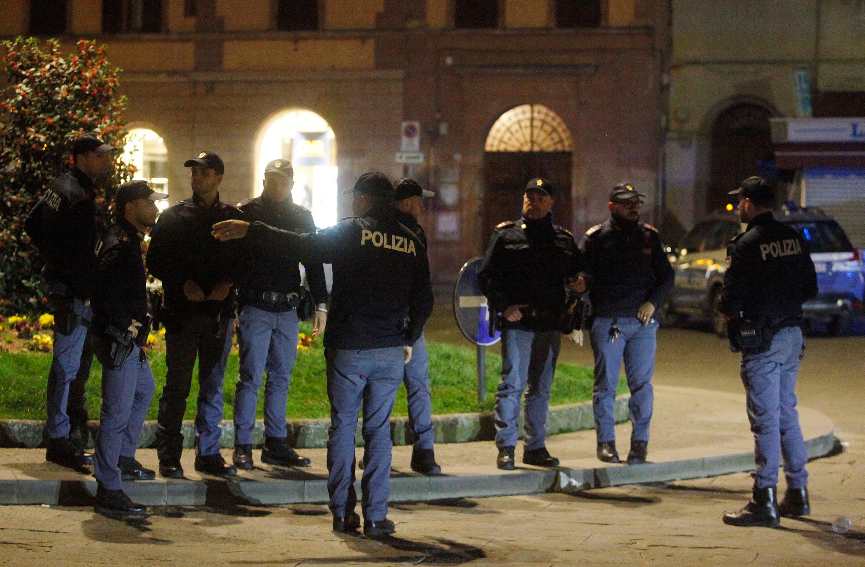 Molesta una ragazzina alla stazione di Arezzo. Gli amici la proteggono, lui scappa: preso dalla polizia Molesta una ragazzina alla stazione di Arezzo. Gli amici la proteggono, lui scappa: preso dalla polizia