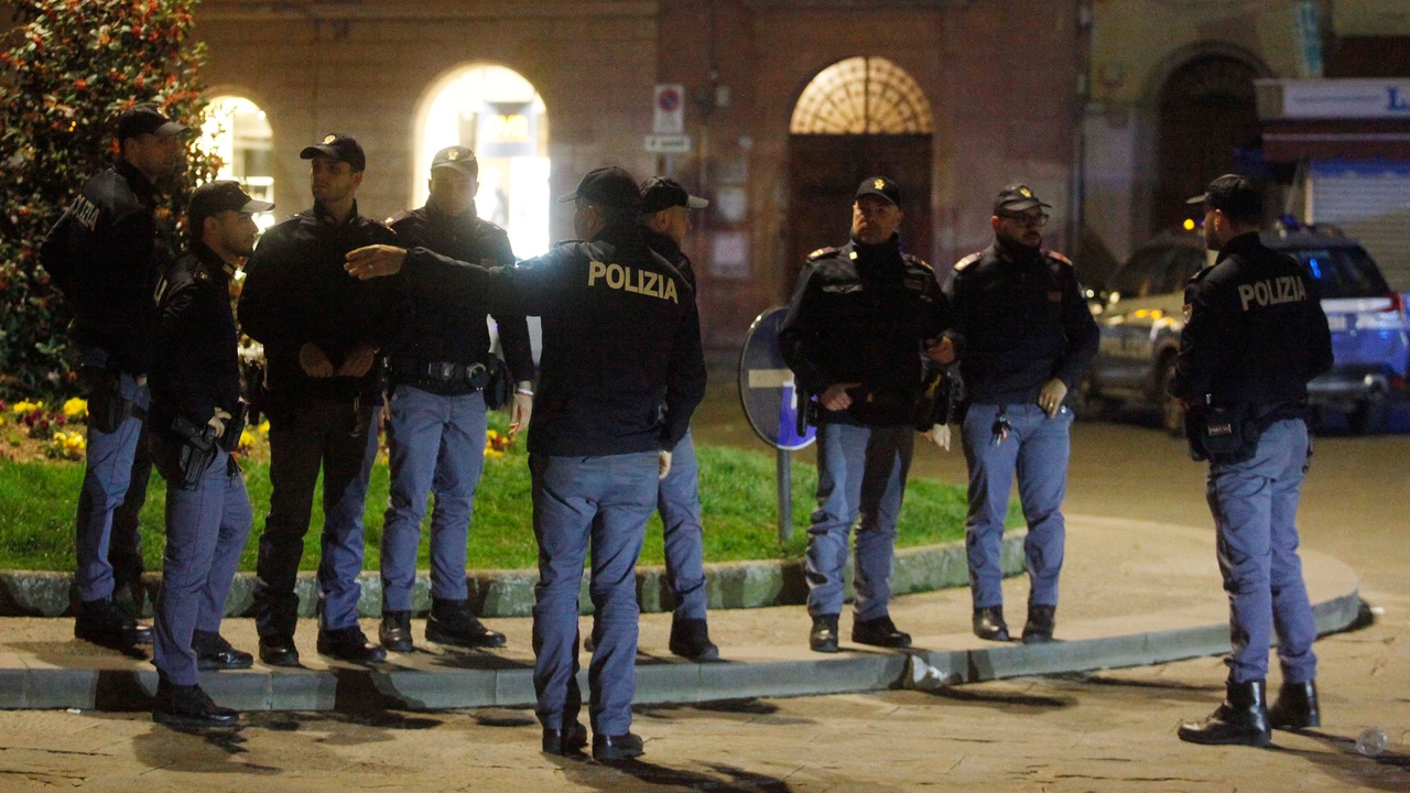 Gli agenti delle Volanti sono intervenuti nel piazzale della Stazione dove una ragazzina di 14 anni è stata molestata Gli agenti delle Volanti sono intervenuti nel piazzale della Stazione dove una ragazzina di 14 anni è stata molestata