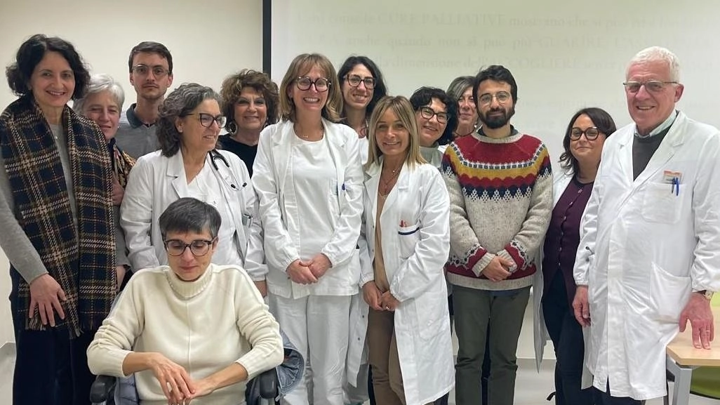 I protagonisti dell’assistenza laica, ovvero professionisti che donano il loro tempo per aiutare i pazienti nelle loro cure e le famiglie a sentirsi ascoltati in un momento difficile della loro vita I protagonisti dell’assistenza laica, ovvero professionisti che donano il loro tempo per aiutare i pazienti nelle loro cure e le famiglie a sentirsi ascoltati in un momento difficile della loro vita