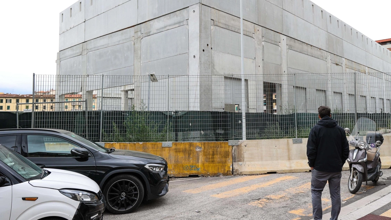 Il cubo di cemento abbandonato da quel 16 febbraio 2024. Dopo il crollo la zona è precipitata: le richieste al Comune. "Più controllo, più pulizia e riapertura di via da Empoli". Il cubo di cemento abbandonato da quel 16 febbraio 2024. Dopo il crollo la zona è precipitata: le richieste al Comune. "Più controllo, più pulizia e riapertura di via da Empoli".