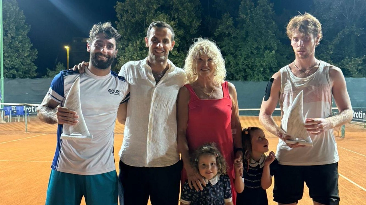 La premiazione dei finalisti del Memorial Carosello Corsi disputato al circolo del Club Nautico La premiazione dei finalisti del Memorial Carosello Corsi disputato al circolo del Club Nautico