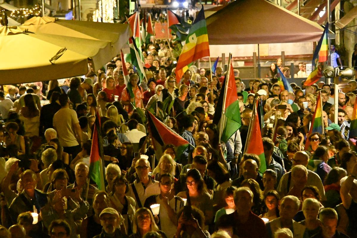 In duemila alla marcia della pace. Una marea di gente per la Palestina: “Basta con questa strage di innocenti” In duemila alla marcia della pace. Una marea di gente per la Palestina: “Basta con questa strage di innocenti”