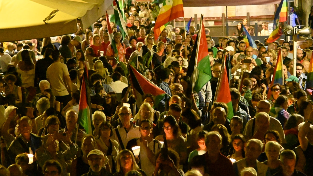 In duemila alla marcia della pace. Una marea di gente per la Palestina: “Basta con questa strage di innocenti”