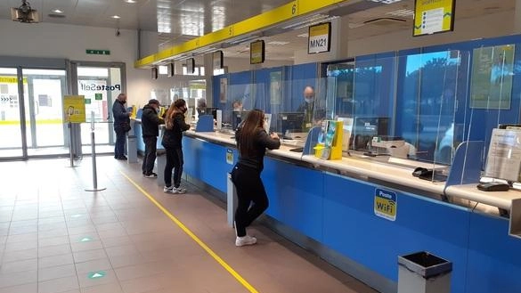 Poste Italiane mette al centro la sicurezza dei cittadini con numerose iniziative, fra queste il nuovo vademecum antifrode in distribuzione... Poste Italiane mette al centro la sicurezza dei cittadini con numerose iniziative, fra queste il nuovo vademecum antifrode in distribuzione...