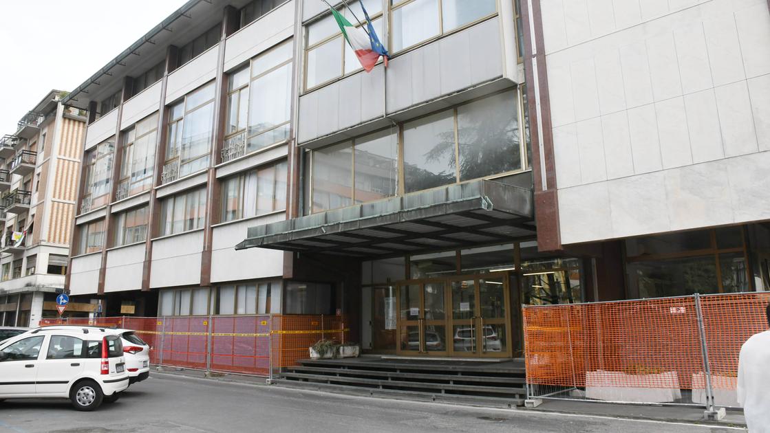 carrara cade una lastra di granito dalla facciata della camera di commercio