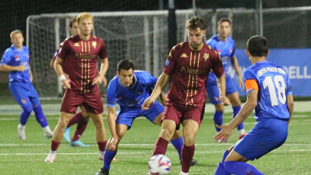 Due momenti della partita di ieri sera fra la Zenith e il Tau. Calcio: niente da fare per la squadra pratese contro la forte formazione avversaria Due momenti della partita di ieri sera fra la Zenith e il Tau. Calcio: niente da fare per la squadra pratese contro la forte formazione avversaria