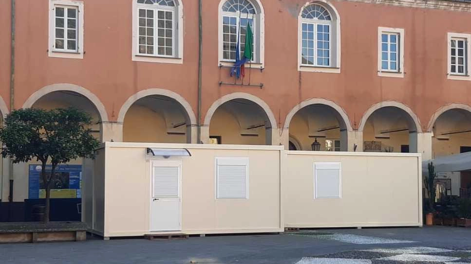 I due prefabbricati installati in piazza Cavour da Poste Italiane per offrire i servizi nell’attesa delle opere di manutenzione nella sede di via Jacopo I due prefabbricati installati in piazza Cavour da Poste Italiane per offrire i servizi nell’attesa delle opere di manutenzione nella sede di via Jacopo