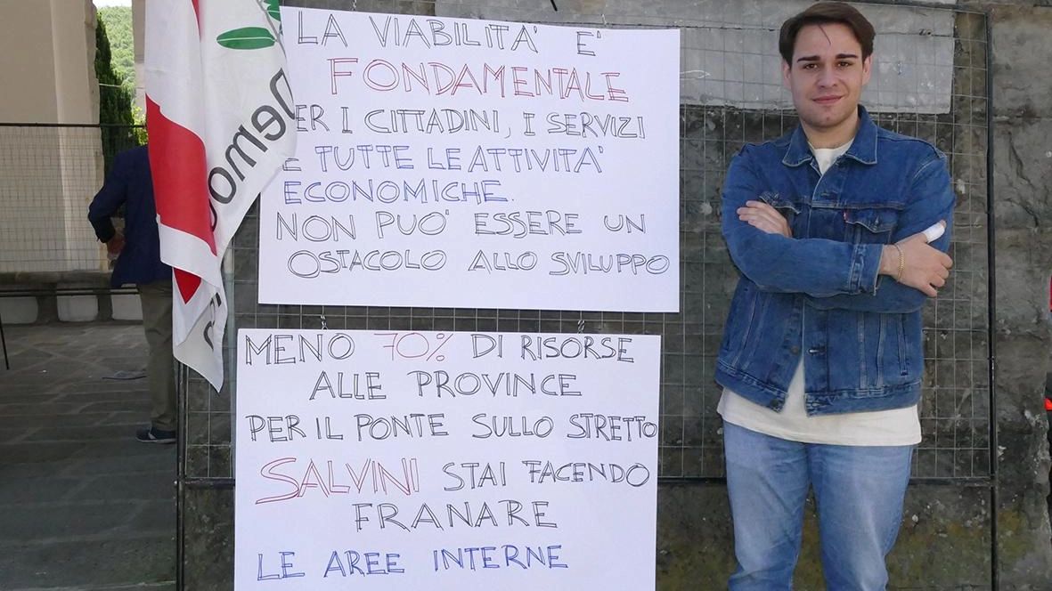 La manifestazione del segretario del Pd della Montagna, Andrea Pierazzi, sotto le logge del Comune di San Marcello Piteglio