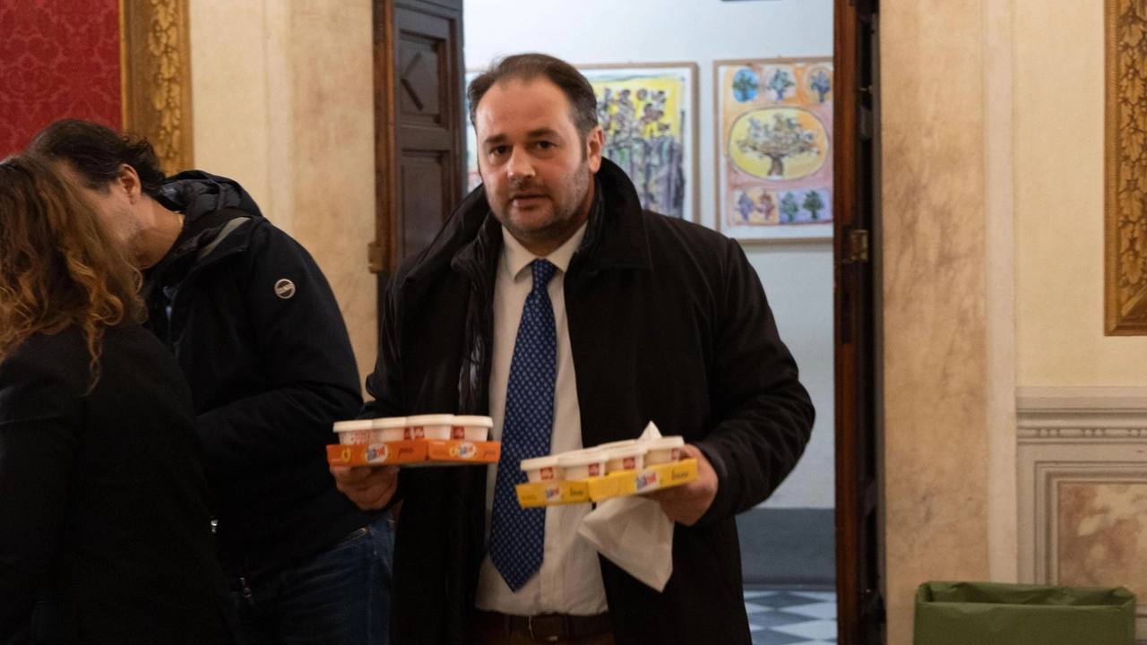 Arriva il rifornimento di caffè grazie al presidente Alessandro Bargagna Arriva il rifornimento di caffè grazie al presidente Alessandro Bargagna