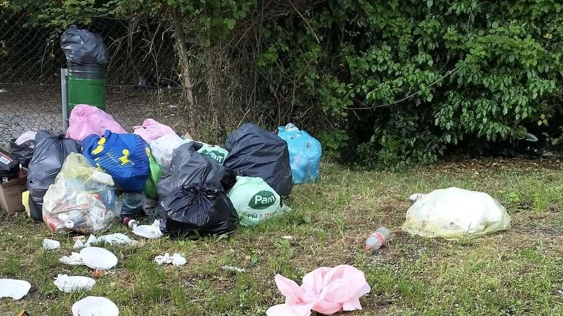 Lo scempio lasciato all’ex cava. di Bacchereto dopo i picnic di questi giorni. «Non è una discarica, è un parco pubblico» Lo scempio lasciato all’ex cava. di Bacchereto dopo i picnic di questi giorni. «Non è una discarica, è un parco pubblico»