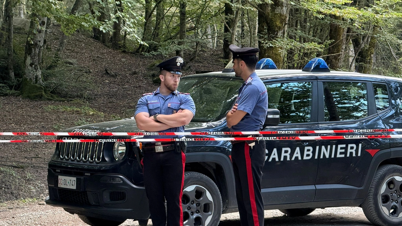 Donna trovata morta su un sentiero con diverse ferite, indagini dei carabinieri