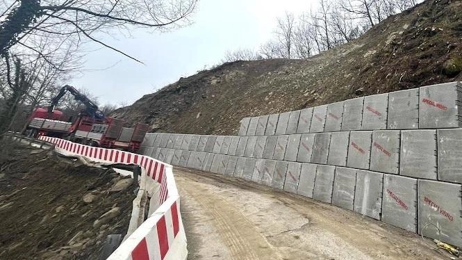 . L’attuale situazione della strada a Montecuccoli. Lungo tutto il tratto interessato dalla frana. , le ditte incaricate hanno posizionato dei geo blocchi di protezione . L’attuale situazione della strada a Montecuccoli. Lungo tutto il tratto interessato dalla frana. , le ditte incaricate hanno posizionato dei geo blocchi di protezione