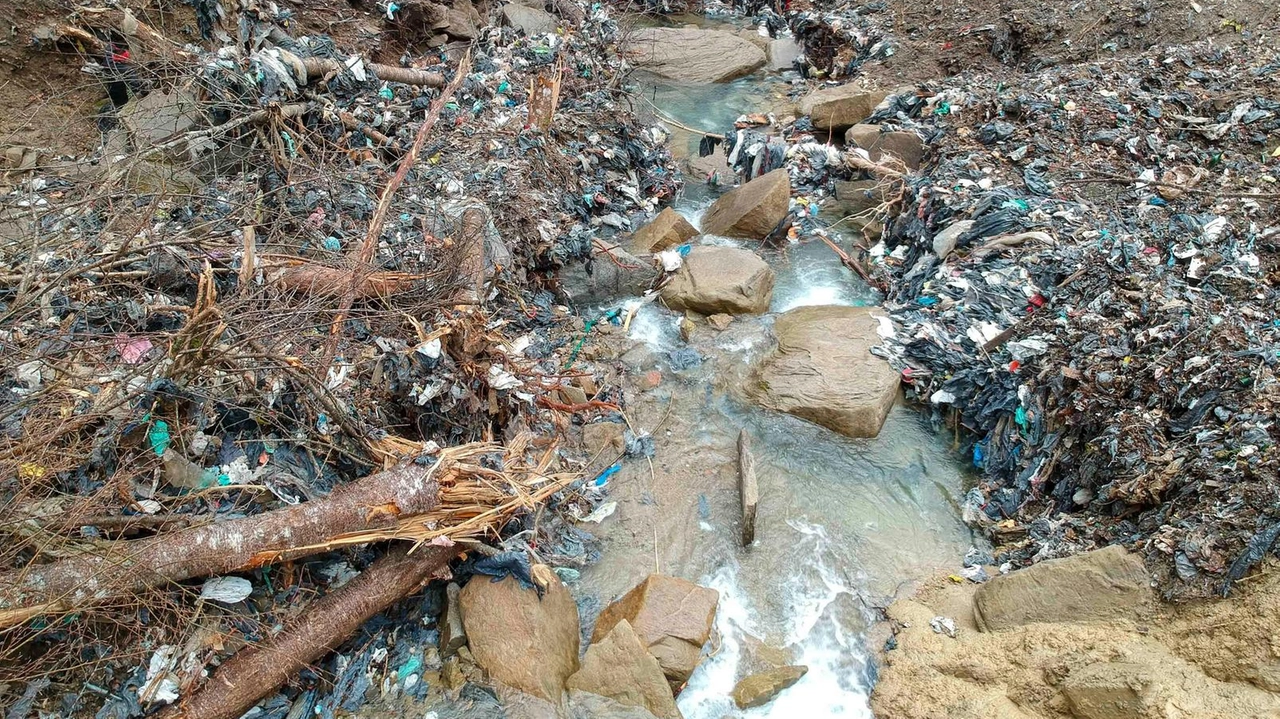 La discarica riemersa dopo una frana con. i rifiuti finiti nel torrente Rovigo