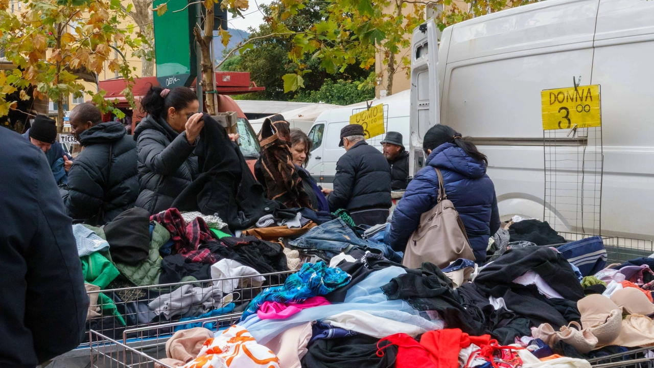 Tanta gente tra le bancarelle del tradizionale mercatino del venerdì in viale Garibaldi. Ma le impressioni sono contrastanti Tanta gente tra le bancarelle del tradizionale mercatino del venerdì in viale Garibaldi. Ma le impressioni sono contrastanti