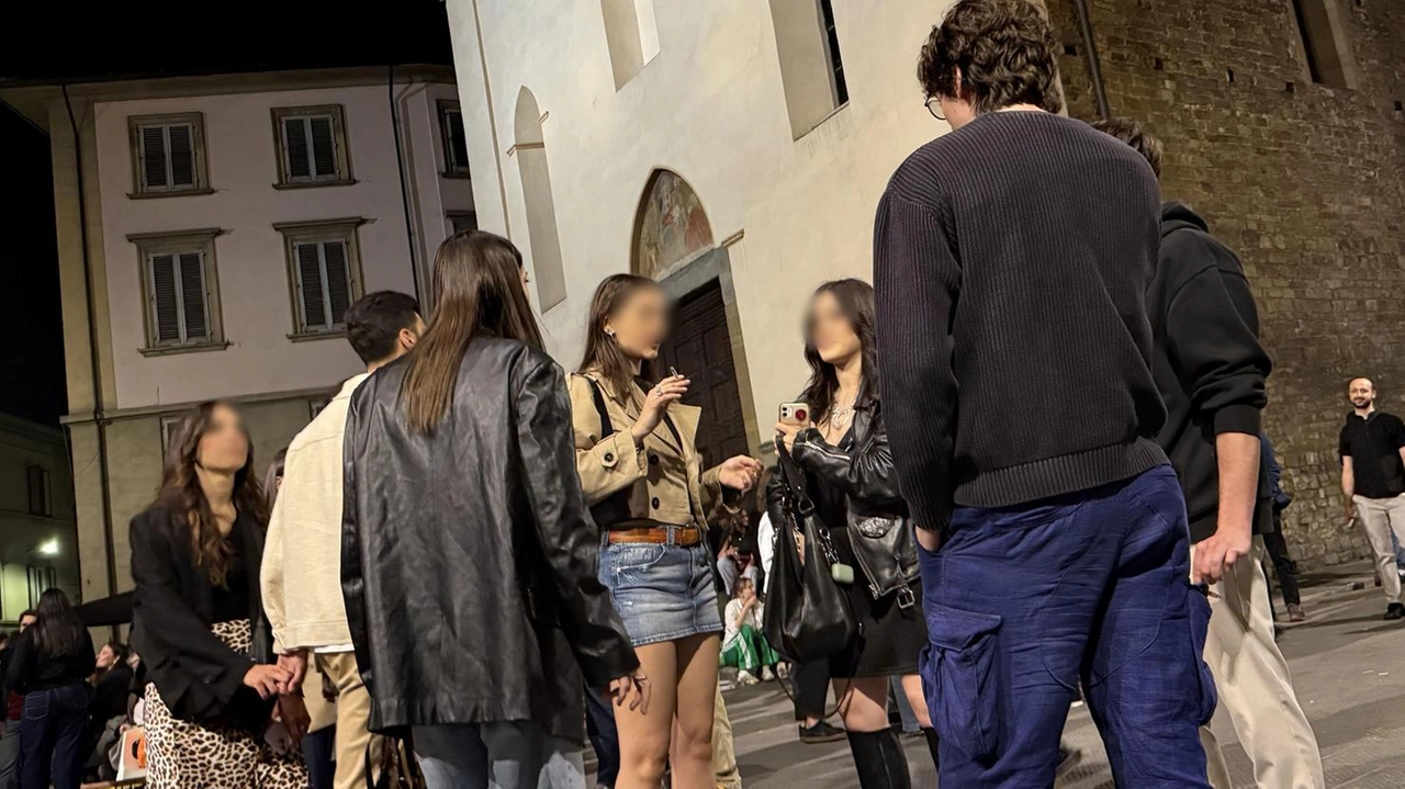 Uno dei punti più caldi della movida fiorentina resta piazza Sant’Ambrogio, luogo di ritrovo di centinaia di giovani Uno dei punti più caldi della movida fiorentina resta piazza Sant’Ambrogio, luogo di ritrovo di centinaia di giovani