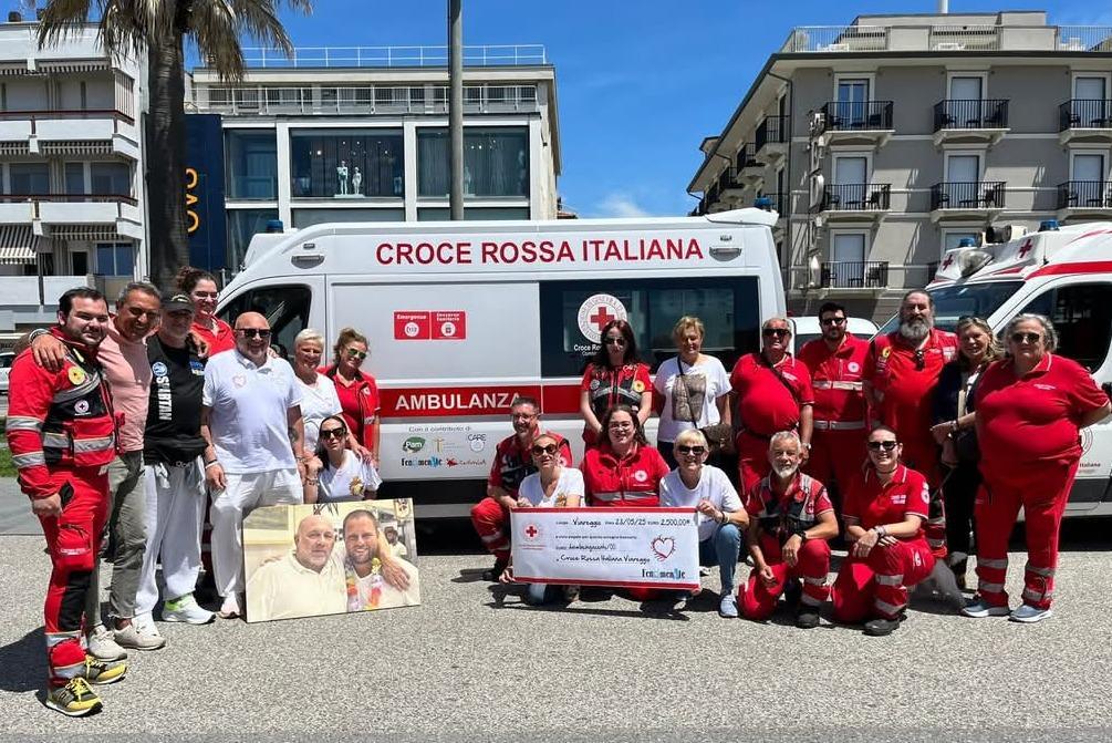 https://www.lanazione.it/image-service/view/acePublic/alias/contentid/ZWQ4OWQ1NzAtYTAwNC00/0/sensibilita-fenomenale-donazione-alla-croce-rossa-per-una-nuova-ambulanza.jpeg