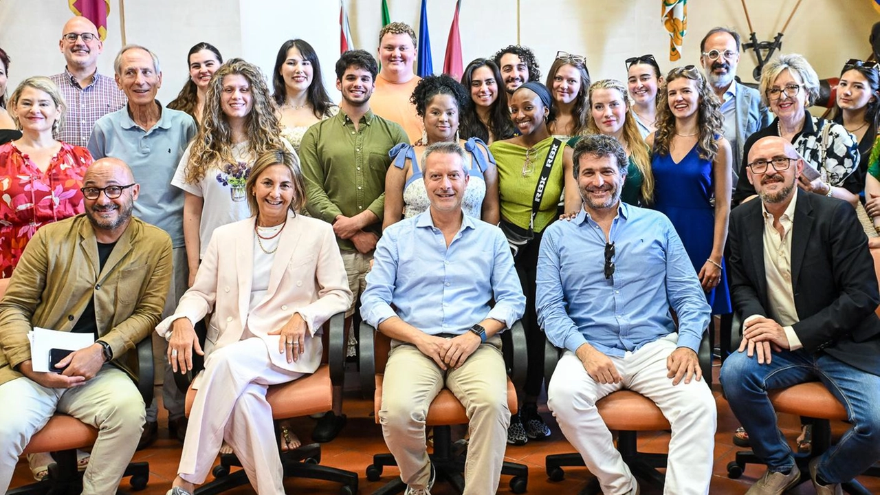 Opera Seme Festival, una foto degli studenti americani sul palco del teatro Petrarca di Arezzo nella passate edizioni della rassegna Opera Seme Festival, una foto degli studenti americani sul palco del teatro Petrarca di Arezzo nella passate edizioni della rassegna