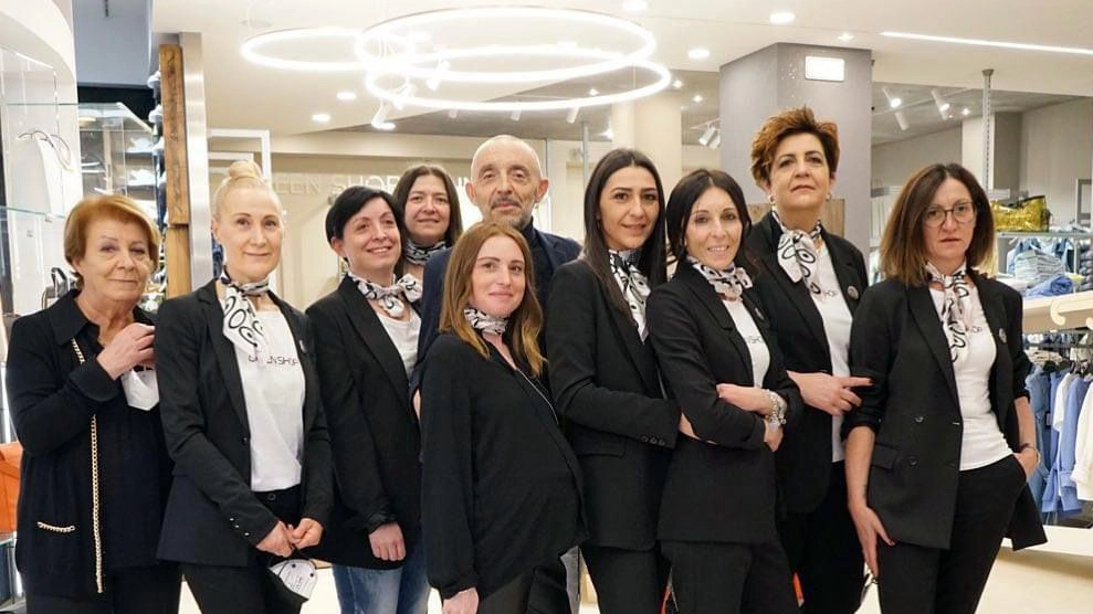 Mauro Lombardi con lo staff del ‘Green Shop’, realtà aullese che da 40 anni sopravvive alla crisi del commercio e cresce Mauro Lombardi con lo staff del ‘Green Shop’, realtà aullese che da 40 anni sopravvive alla crisi del commercio e cresce