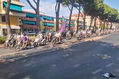 I tifosi viola in motorino verso lo stadio (Foto Germogli)
