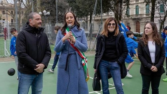 Inaugurati i nuovi campi di calcetto e di basket al giardino di piazza D’Azeglio. Il taglio del nastro si è... Inaugurati i nuovi campi di calcetto e di basket al giardino di piazza D’Azeglio. Il taglio del nastro si è...