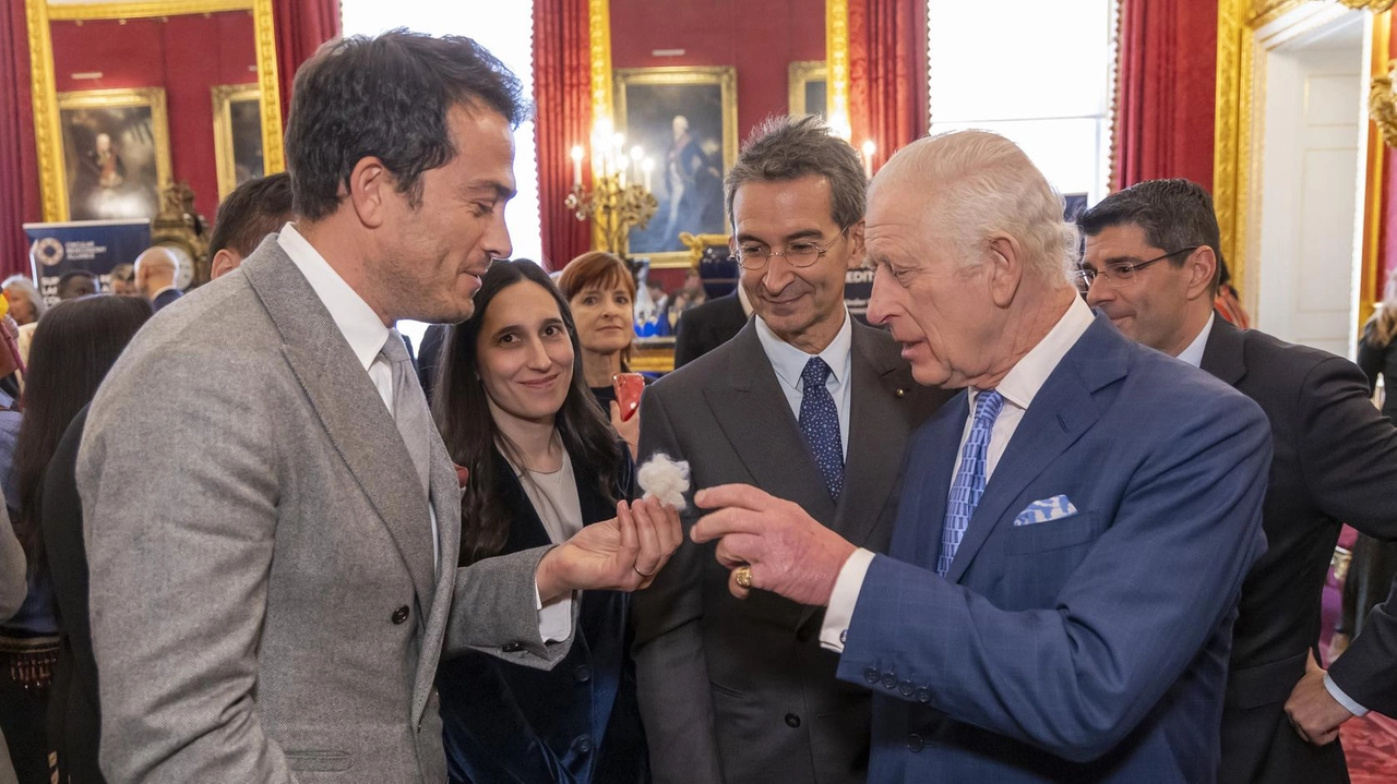 L'impresa Brunello Cucinelli dialoga con Re Carlo a Londra per promuovere l'umanità sostenibile e presentare manufatti himalayani. L'impresa Brunello Cucinelli dialoga con Re Carlo a Londra per promuovere l'umanità sostenibile e presentare manufatti himalayani.