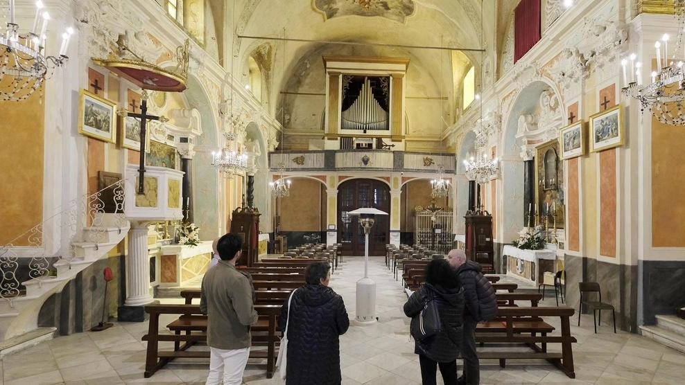 Dalla devozione per la santa patrona ai segreti della buonissima Scherpada. Tutti collaborano alla manutenzione dello storico presepe creato 40 anni fa.