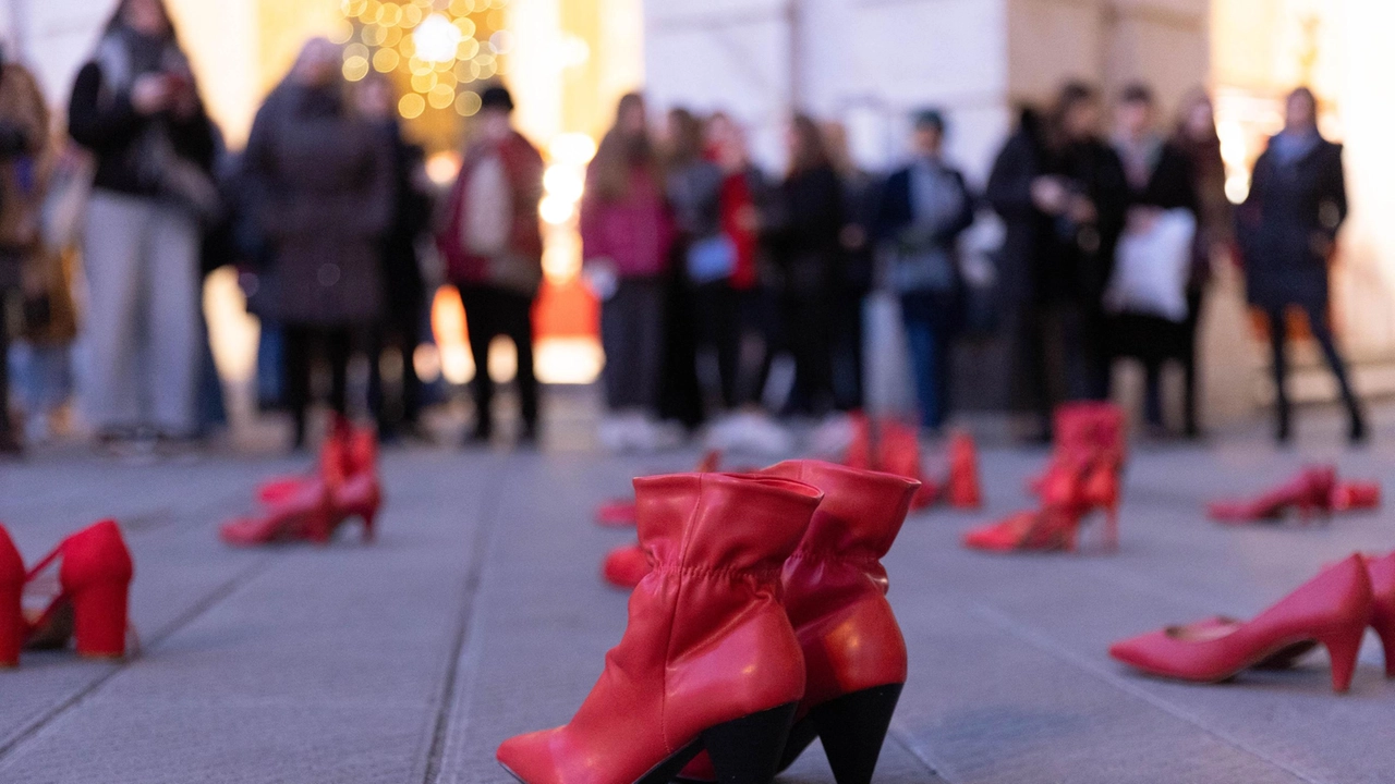 Le scarpe rosse, il simbolo contro la violenza di genere (foto d’archivio) Le scarpe rosse, il simbolo contro la violenza di genere (foto d’archivio)