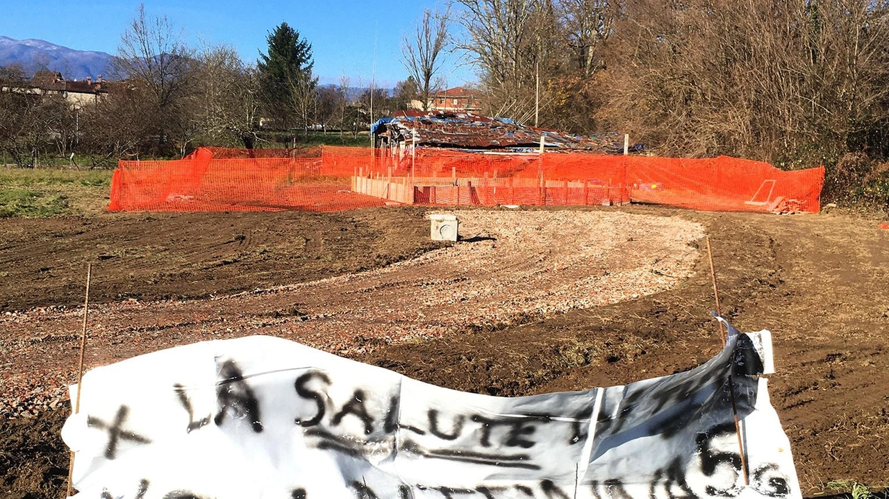 Lo striscione di protesta dei cittadini sul cantiere per l’installazione di una antenna 5G da circa 35 metri a Filetto Lo striscione di protesta dei cittadini sul cantiere per l’installazione di una antenna 5G da circa 35 metri a Filetto