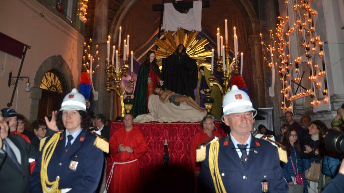 camaiore torna la processione triennale dedicata a gesù morto