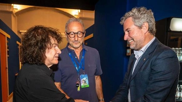 L’ex cantante dei Led Zeppelin e Suzi Dian incantano il pubblico. E alle 21 in piazza c’è l’incontro con la show girl: ingresso libero. L’ex cantante dei Led Zeppelin e Suzi Dian incantano il pubblico. E alle 21 in piazza c’è l’incontro con la show girl: ingresso libero.