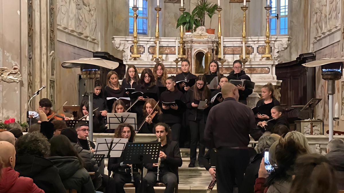 Nella chiesa dei Santi Filippo e Giacomo per la raccolta firme di dicembre: manca poco. per raggiungere i 2.500 voti Nella chiesa dei Santi Filippo e Giacomo per la raccolta firme di dicembre: manca poco. per raggiungere i 2.500 voti