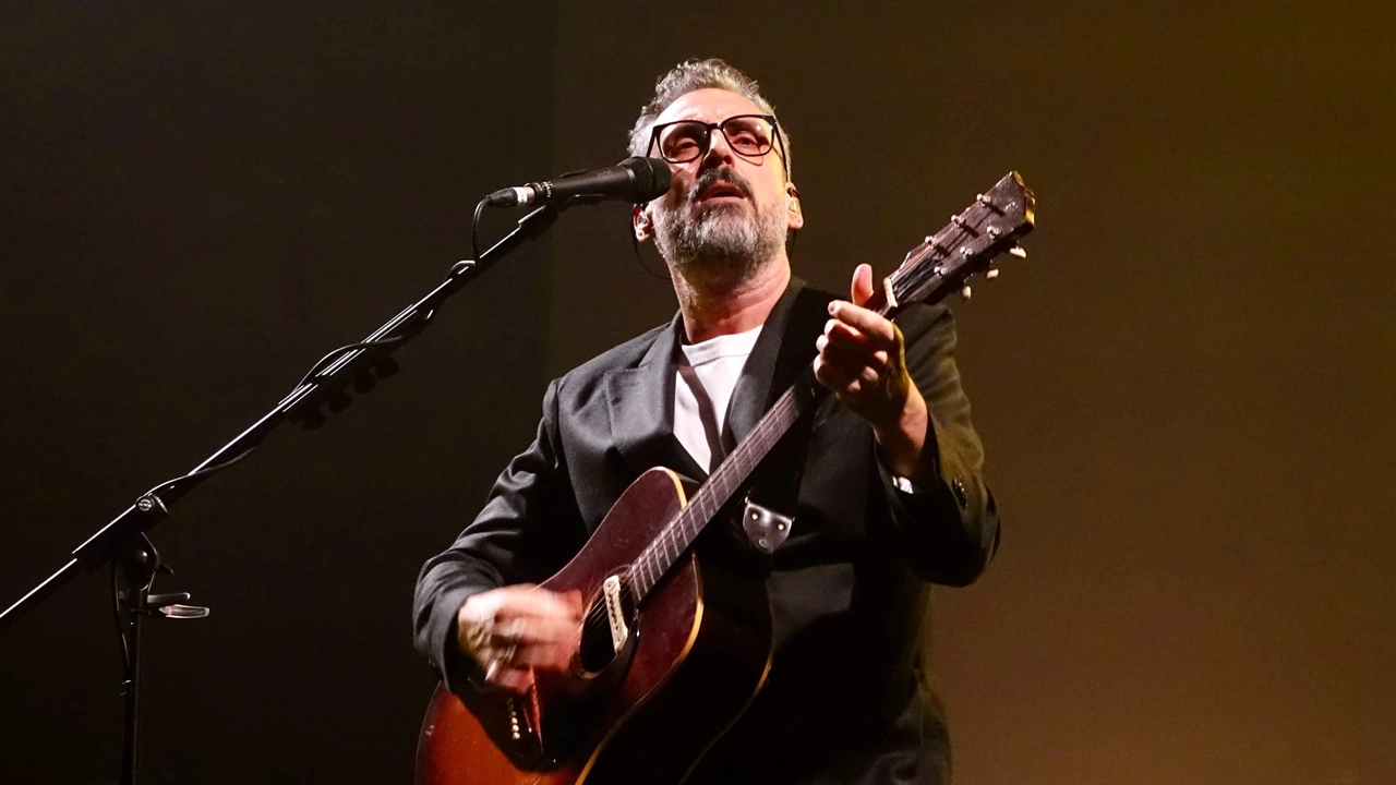 Brunori Sas, emozioni al Mandela forum. L’abbraccio di Firenze al cantautore