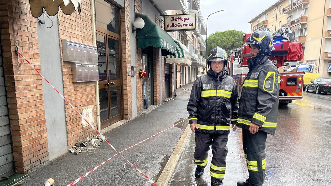 I vigili del fuoco sono dovuti intervenire in via Giusti per un cornicione pericolante I vigili del fuoco sono dovuti intervenire in via Giusti per un cornicione pericolante