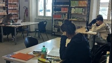 La Biblioteca civica Giampaoli registra ogni anno circa 30mila prestiti e vengono svolte visite organizzate e laboratori per le scuole oltre a molte altre attività. Uno spazio dal grande valore culturale ma soprattutto sociale La Biblioteca civica Giampaoli registra ogni anno circa 30mila prestiti e vengono svolte visite organizzate e laboratori per le scuole oltre a molte altre attività. Uno spazio dal grande valore culturale ma soprattutto sociale