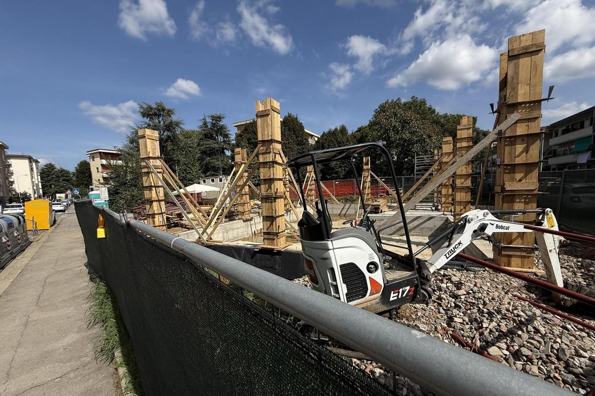 I ’caricabatterie’ del tram: "Enormi e inguardabili". L’ipotesi alberi schermo