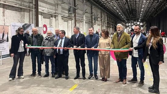 Elena D’Aquanno al taglio del nastro dell’edizione 2024 di ’Saranno Famosi nel vino’ dedicato alle cantine emergenti e ai produttori di gin artigianali