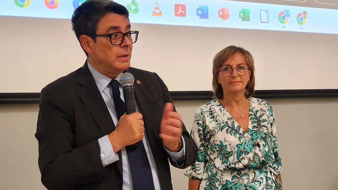 Ieri la prima giornata dei due mesi di lezioni, fra Fisica, Chimica e Biologia Ieri la prima giornata dei due mesi di lezioni, fra Fisica, Chimica e Biologia
