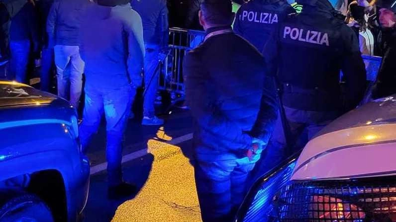 La polizia fuori dal Porta Elisa durante la contestazione dei tifosi La polizia fuori dal Porta Elisa durante la contestazione dei tifosi
