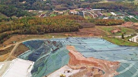 Una veduta aerea della discarica del Fosso di Cassero: l’Arpat monitora sempre il potenziale inquinamento dell’area limitrofa
