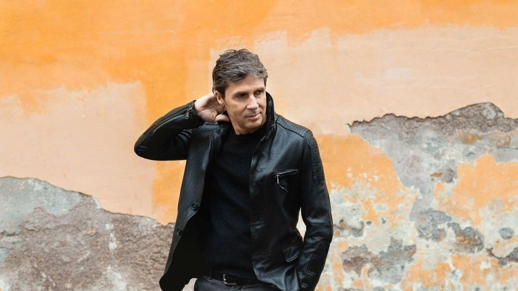 Luca Barbarossa, con la pubblicazione di 12 album in studio e la vittoria al Festival di Sanremo, è tra i cantautori italiani più amati Luca Barbarossa, con la pubblicazione di 12 album in studio e la vittoria al Festival di Sanremo, è tra i cantautori italiani più amati